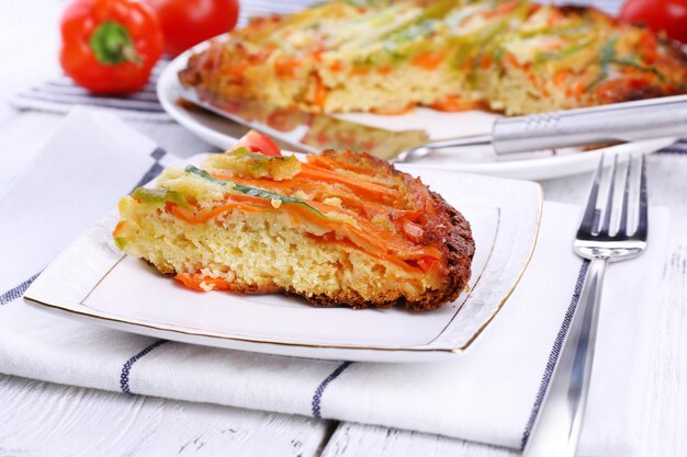 テーブルのクローズアップで皿に野菜を入れたカセロール