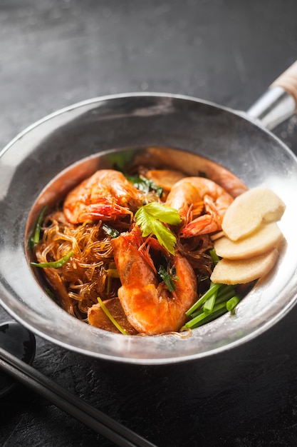 Casseroled shrimps with glass noodles