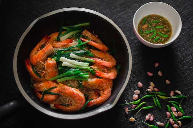 写真 ガラス麺入りカセロールえび。