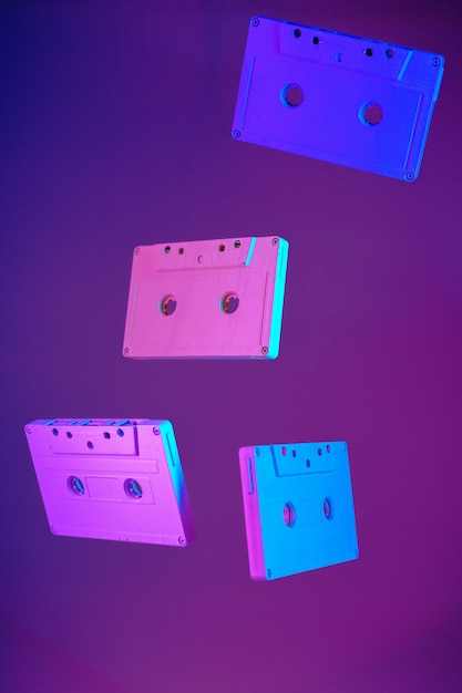 Cassette tape vintage stijl opgeschort in lucht op paarse achtergrond