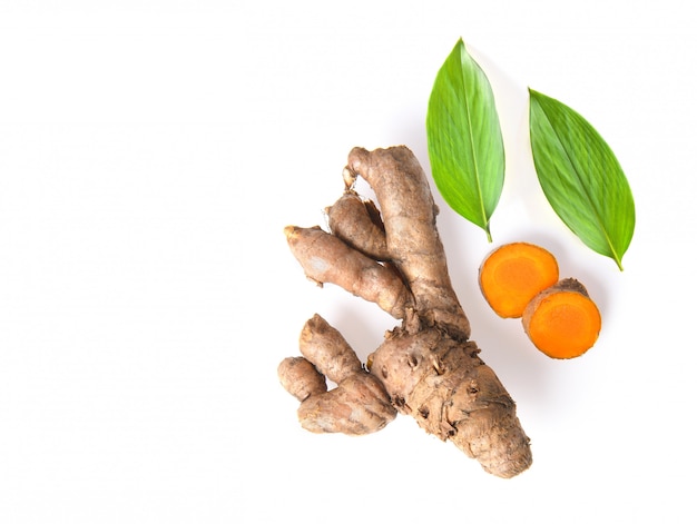 Photo cassumunar ginger with leaf on white surface