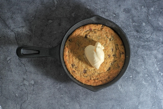 Biscotti in padella in ghisa con gelato alla vaniglia sopra