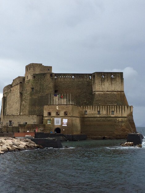 Foto castel dellovo in mare contro cielo