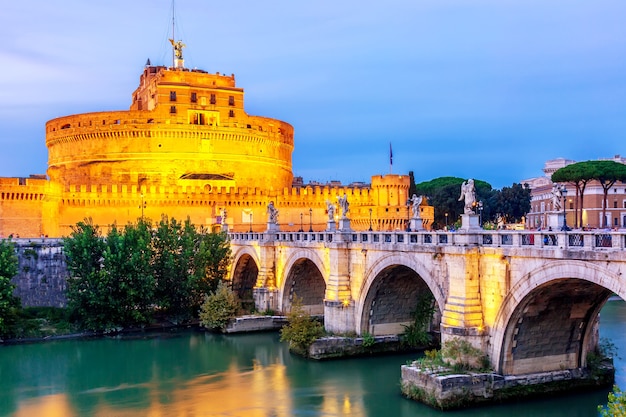 Castel Sant'Angelo en de Sant'Angelo-brug tijdens schemeringzonsondergang in Rome, Italië.