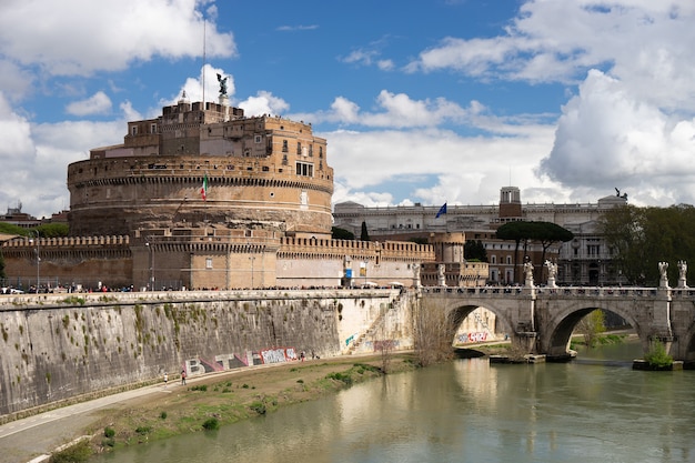 Castel Sant'Angelo. Oude vesting in Rome met brug en rivier.