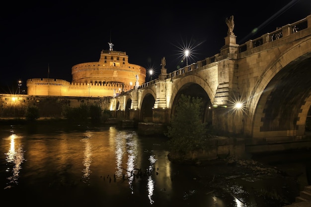 イタリア、ローマの夜のサンタンジェロ城とサンタンジェロ橋