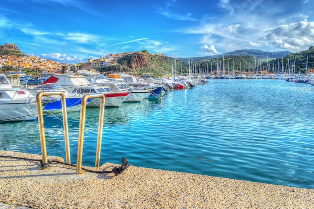 HDR 톤 매핑 효과의 Castelsardo 항구