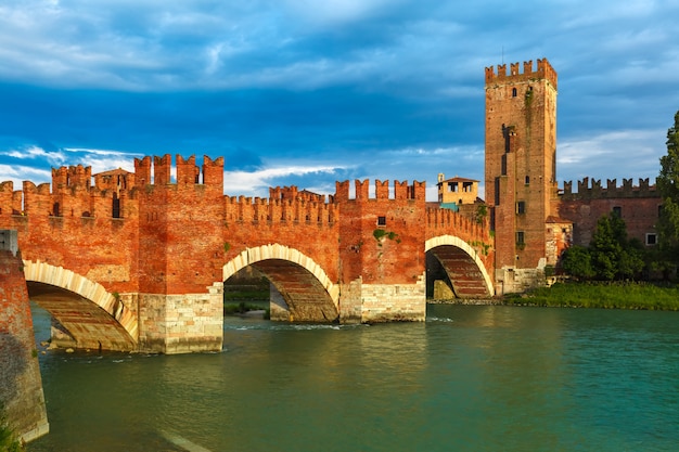 Castelvecchio bij zonsondergang in Verona, Noord-Italië