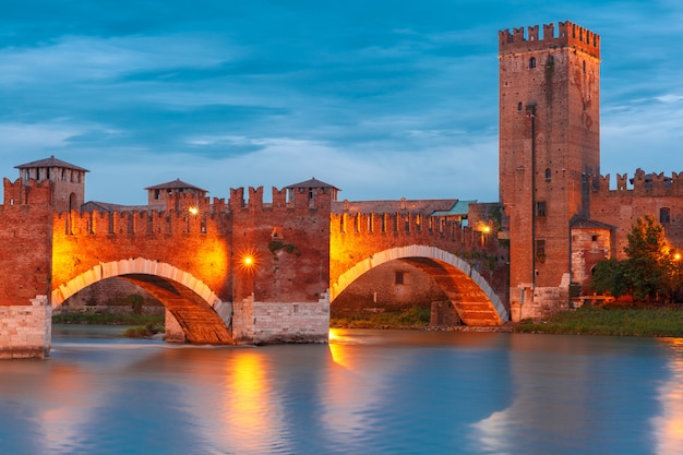 イタリア北部のヴェローナの夜のイルミネーションのカステルヴェッキオ