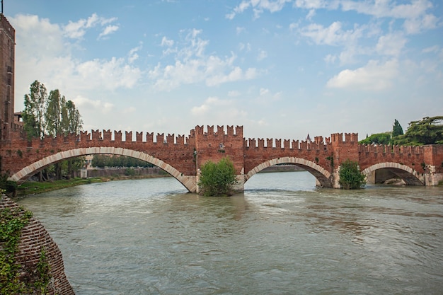 イタリアのヴェローナにあるアディジェ川とカステルヴェッキオの橋