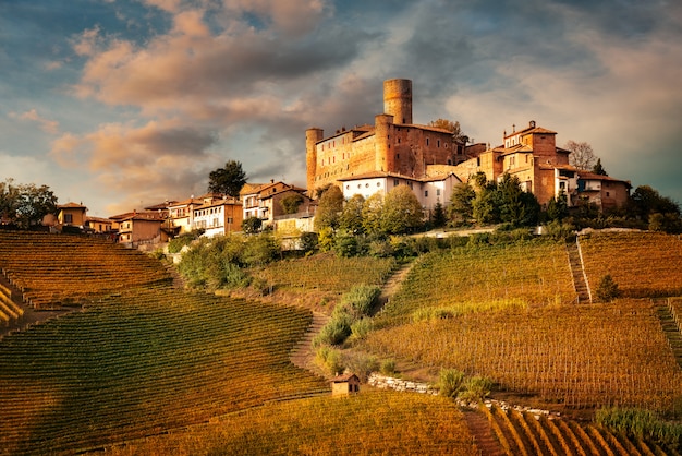 Foto castiglione faletto, villaggio nella regione vinicola del barolo, langhe, piemonte, italia