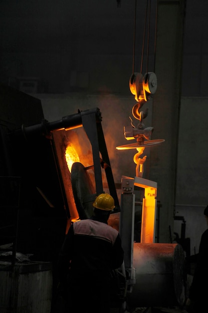 鋳造工場と労働者