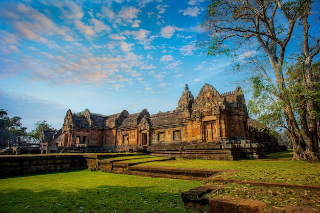 タイのカオファノムルン城の岩に建てられた3000年の城