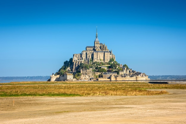 Foto castello sul mare contro un cielo blu limpido