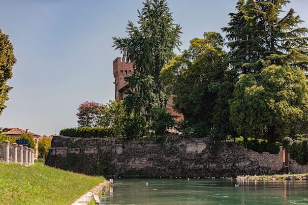 イタリアのトレヴィーゾ市の城は、周囲の木々によってろ過されています