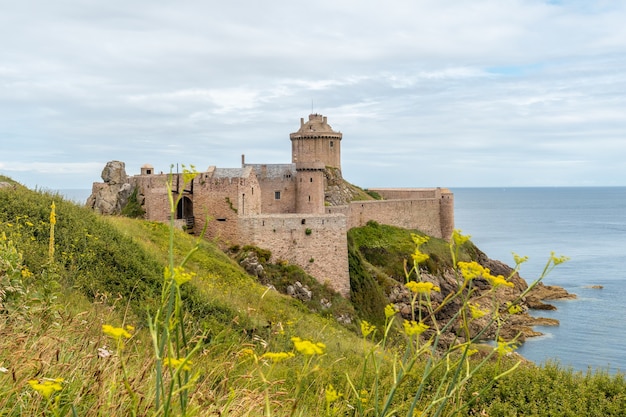 Castello fort-la-latte vicino a cape frãƒâƒã‚â©hel e vicino a saint-malo, penisola di plevenon, bretagna francese. francia