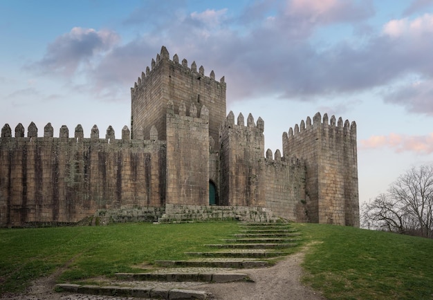 Photo castle of guimaraes main gate guimaraes portugal