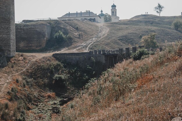 Photo a castle on a hill with a cross on the top