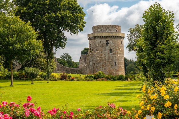 Il castello di hunaudaye è una fortezza medievale, bretagna francese. monumento storico di francia