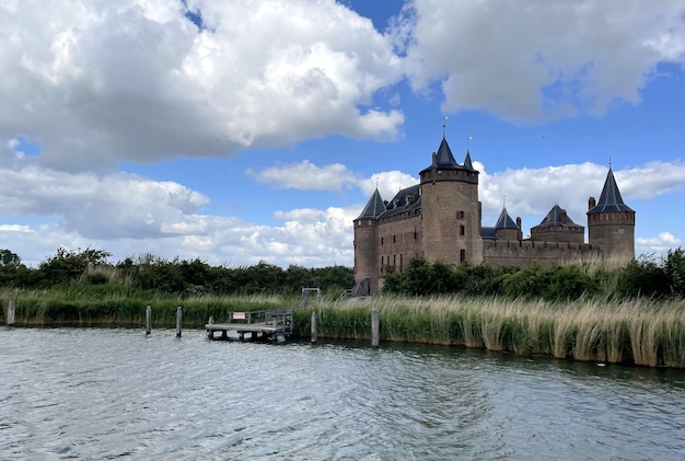 Замок ijmuiden недалеко от амстердама и вода