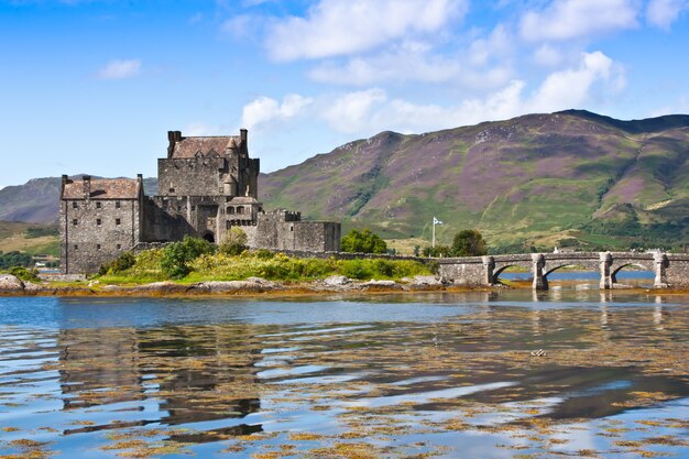 성은 스코틀랜드에서 가장 사진이 많이 찍힌 기념물 중 하나이며 결혼식과 영화 촬영지로 인기 있는 장소입니다.