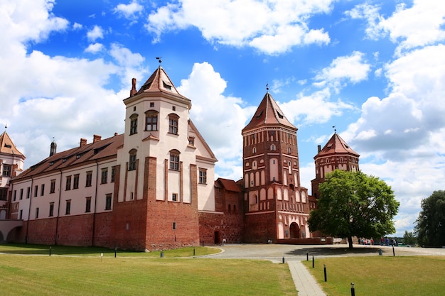 Photo castle of mir, belarus. mir castle complex.