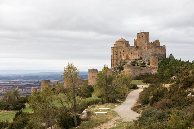 Photo a castle in the mountains of france