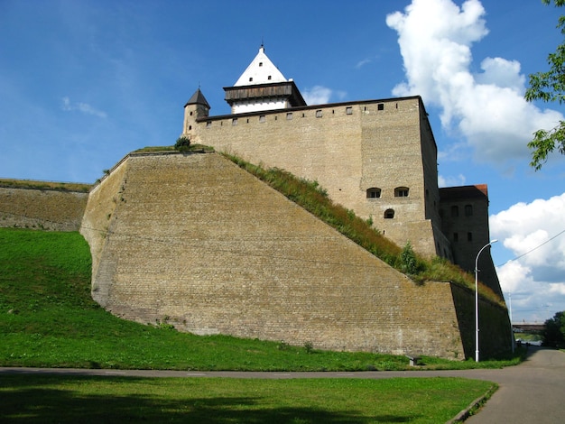 Il castello nella città di narva in estonia