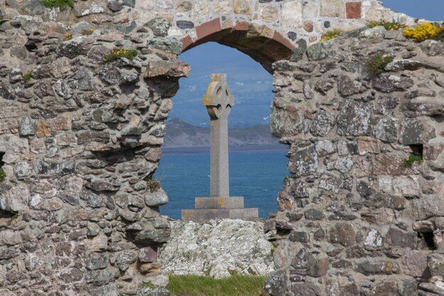 Foto castello sulla roccia contro il cielo