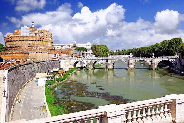 성 산트 안젤로(Castle Sant Angelo)와 이탈리아 로마 티베르(Tiber)의 다리.