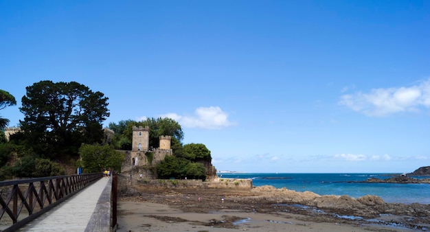 Photo castle of santa cruz in the estuary of a coruna