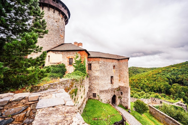 Photo castle sovinec eulenburg robust medieval fortress one of the largest in moravia czech republic landscape with medieval castle on a rocky hill above a forest valley