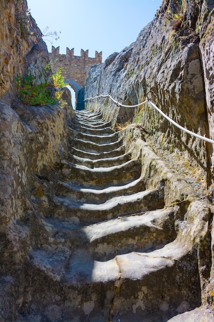 イタリアの最も美しいボルゴ村の 1 つの岩の上にあるシチリア島のスペルリンガ城