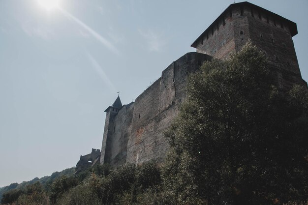 Photo a castle with a sun shining on the top.