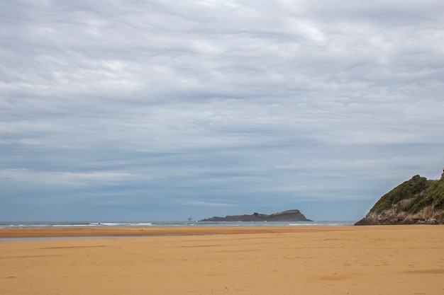 Spiaggia di castro urdiales in un giorno con nuvole grigie.