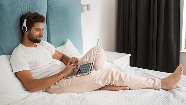 Foto maschio adulto casuale che gode del lavoro da casa