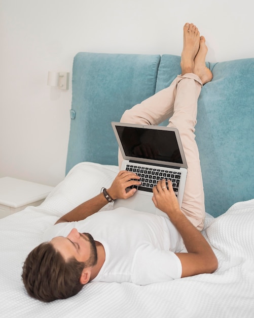 Foto maschio adulto casuale che gode del lavoro da casa