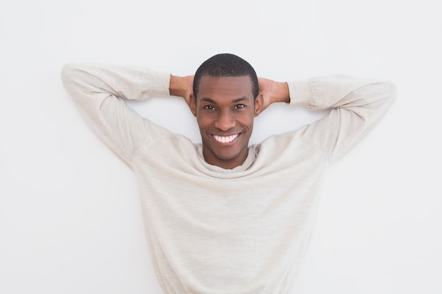 Casual Afro jonge man tegen een muur