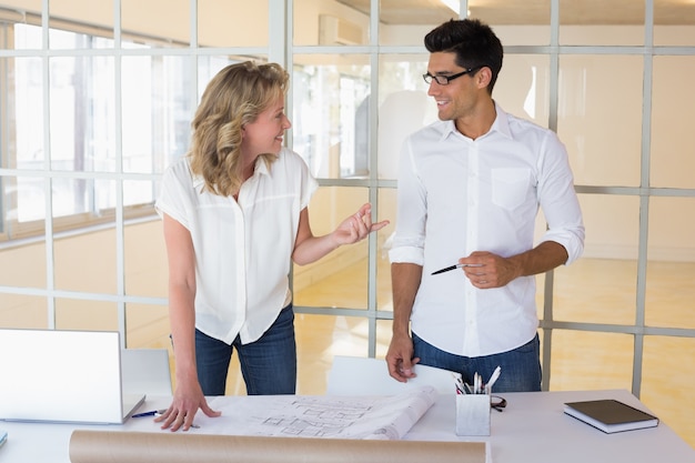 Foto team di architettura casual che lavora insieme