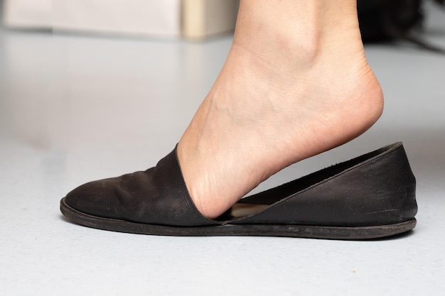 Foto casual black ballet flat a piedi nudi