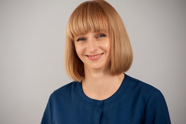 Photo casual blonde woman portrait on background