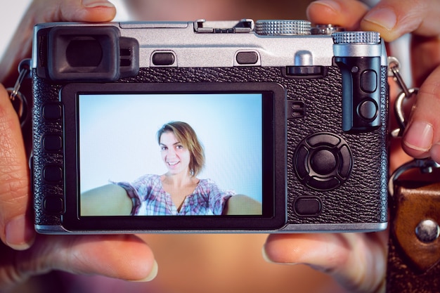 Foto castana casuale prendendo un selfie