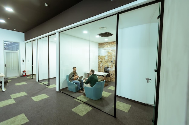 Photo casual business meeting in a modern office lounge