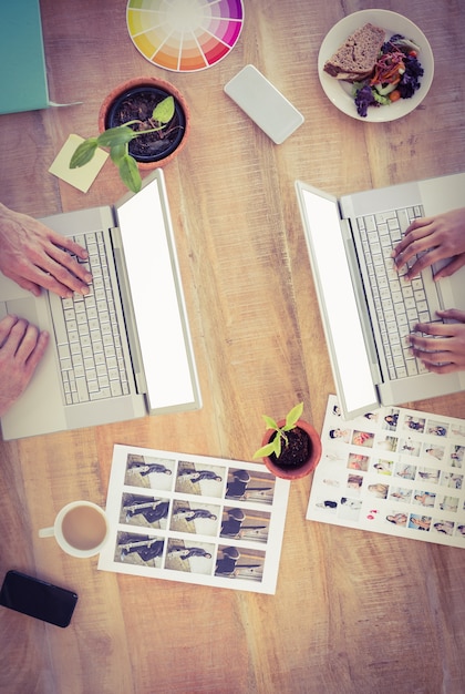 Photo casual business partners working on laptop