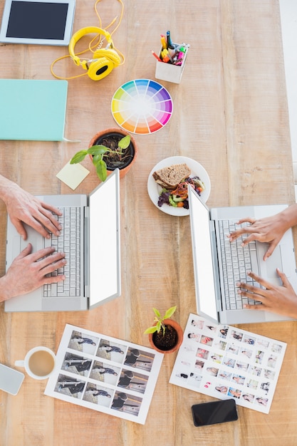 Photo casual business partners working on laptop