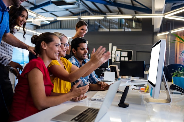 Casual business team dat werkt op één computer