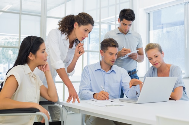 Squadra di affari casuali che hanno una riunione