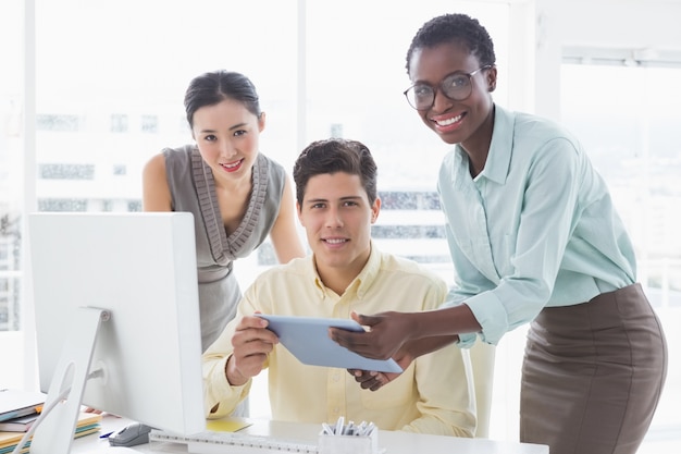 Photo casual business team looking at tablet together