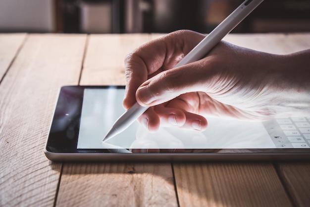 Foto mano della donna d'affari casual utilizzando la matita dello stilo e lavorare su un computer tablet digitale a casa concetto di lavoro online