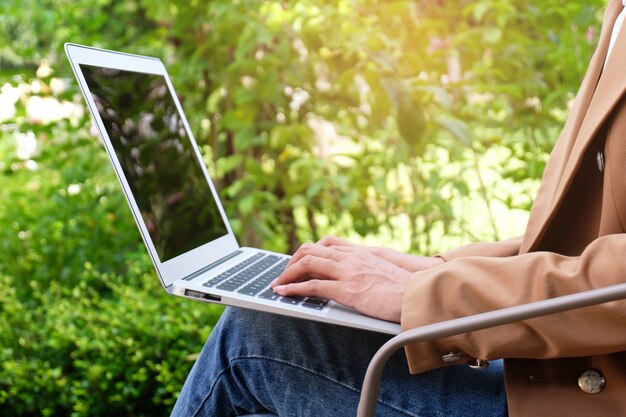 Photo the casual business woman works online on laptop which hand on keyboard